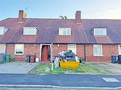 Newly refurbished three bedroom in Dagenham Main Photo