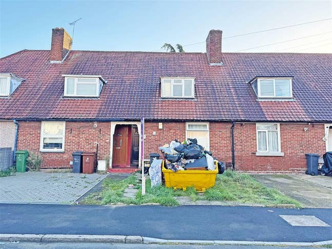 Newly refurbished three bedroom in Dagenham Main Photo