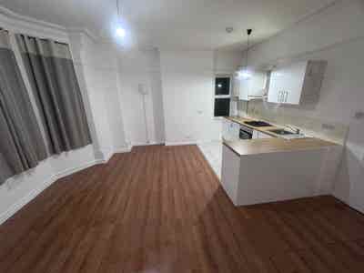 Spacious 1 bed flat close to town centre Main Photo