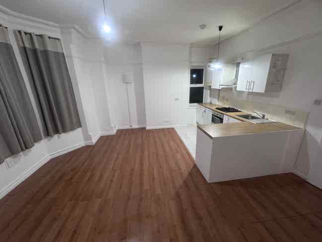 Spacious 1 bed flat close to town centre Main Photo