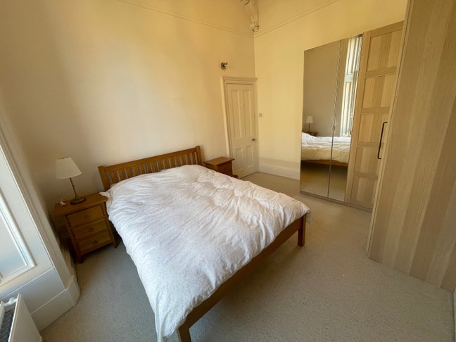 £700 North Kelvinside Main Photo