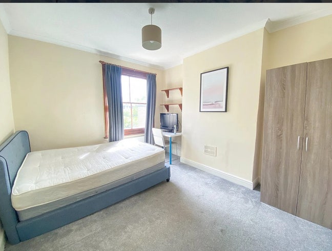 Large spacious double bed room  Main Photo