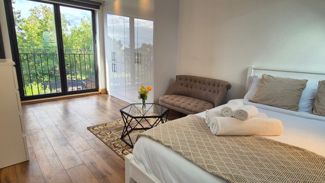 WoW - - Brand new studio with juliet balcony Main Photo