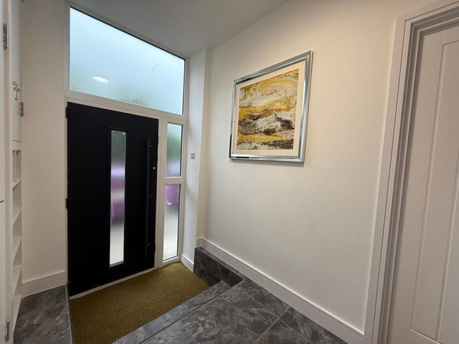 Gorgeous and Spacious Modern 1 bedroom Flat!! L5 Main Photo