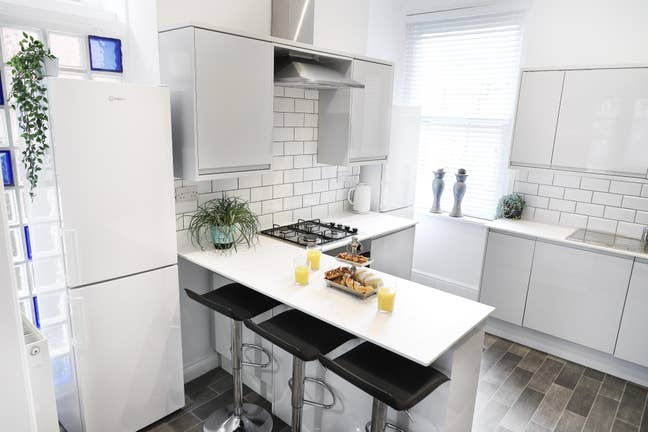 Huge, modern, bright room Main Photo