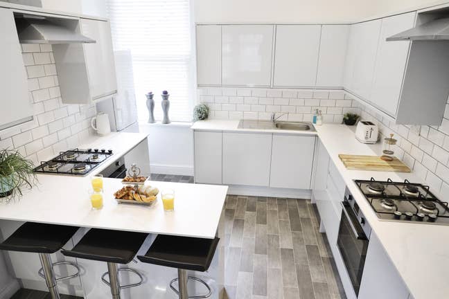 Huge, modern, bright room Main Photo