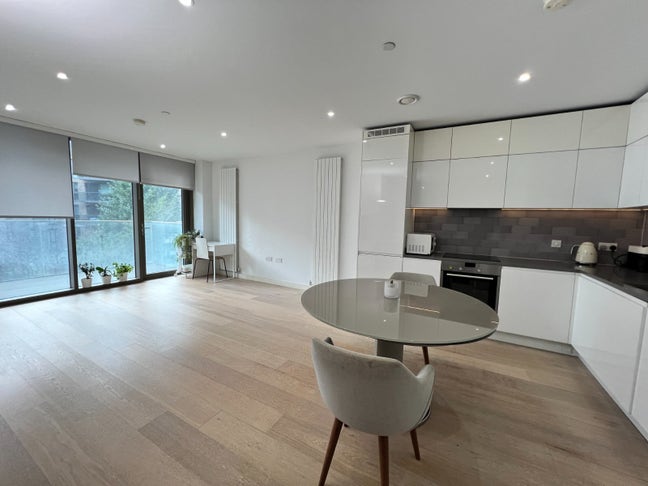 Double Ensuite | Gym & Spa | Close to Station Main Photo