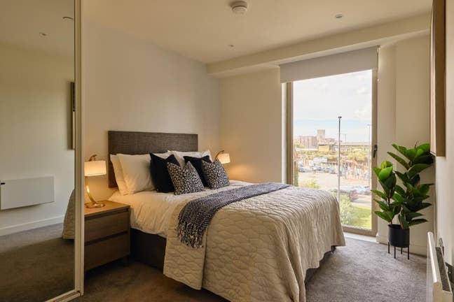 Modern double room w/ en-suite, next to Cornbrook  Main Photo