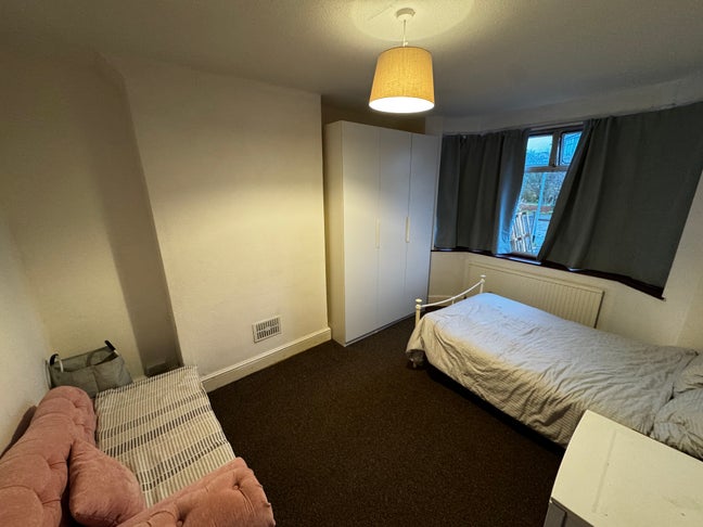 10 min walk from Southmead H. And Gloucester Road  Main Photo