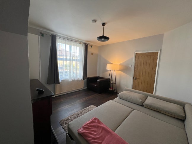 Beautiful large Double Room To Let  Main Photo