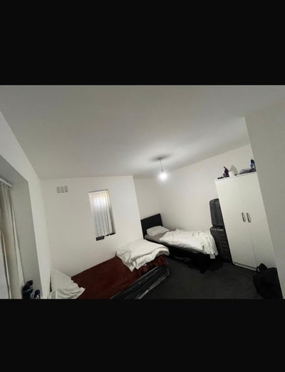 Sharing space in big double room  Main Photo