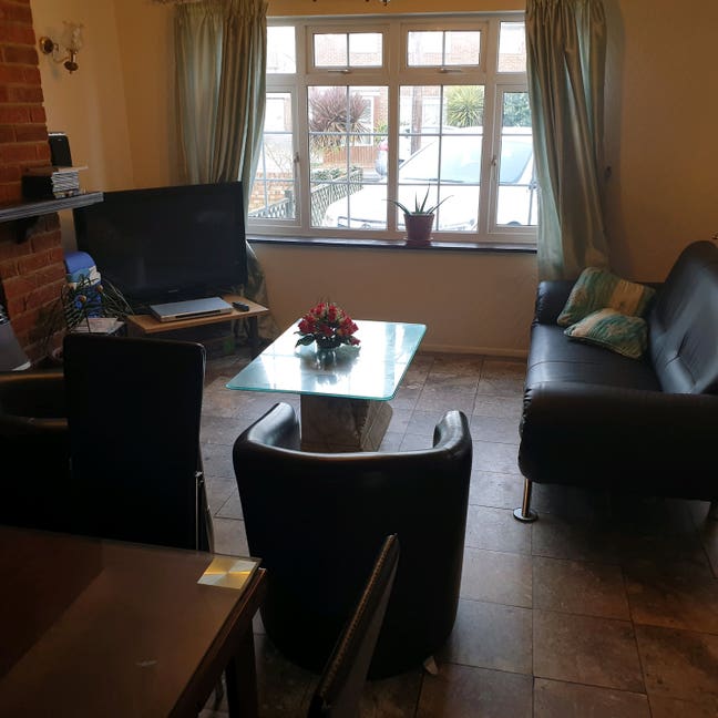 Brilliant room near Heathrow airport &StockleyPark Main Photo