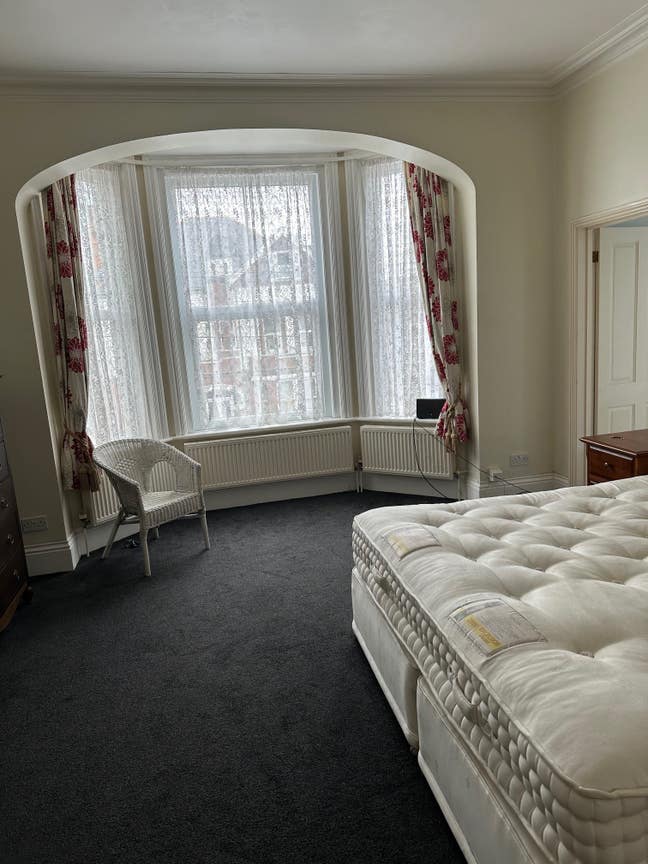 Extra large, en-suite room to let Main Photo