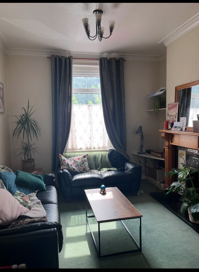 Single bed in double room Main Photo