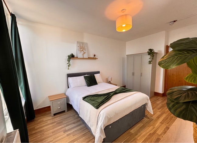 LAST 2  Modern Rooms in a Large house- Bills Inc. Main Photo