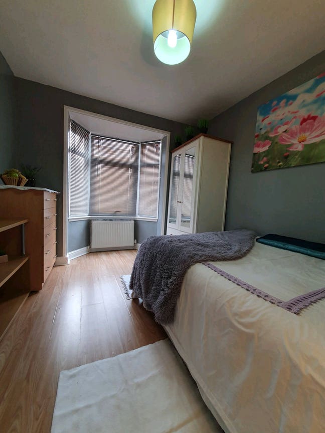 Newly decorated room in town centre  Main Photo