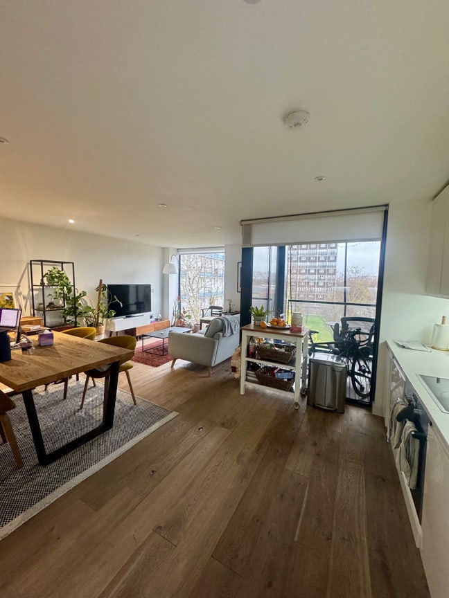 Bright double room + private bathroom in E2 Main Photo