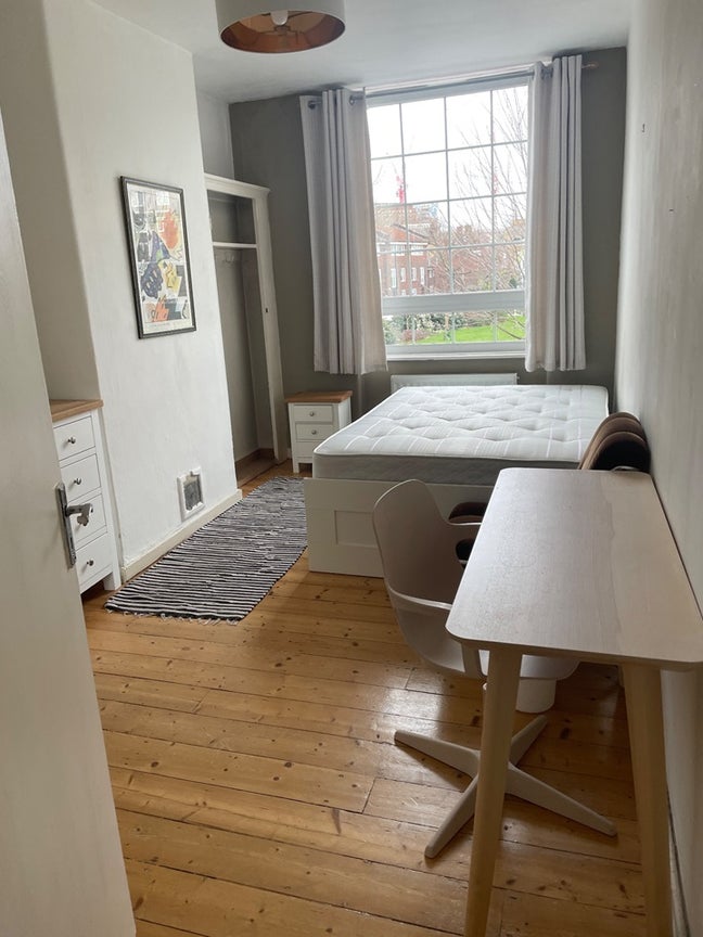 Attention All- Double Bedroom In LS6  Main Photo