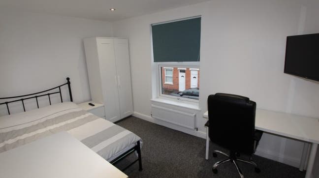 Room in LS6Perfect for  Students Main Photo