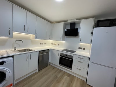 Modern Rooms for Rent in Narrrow Street Main Photo