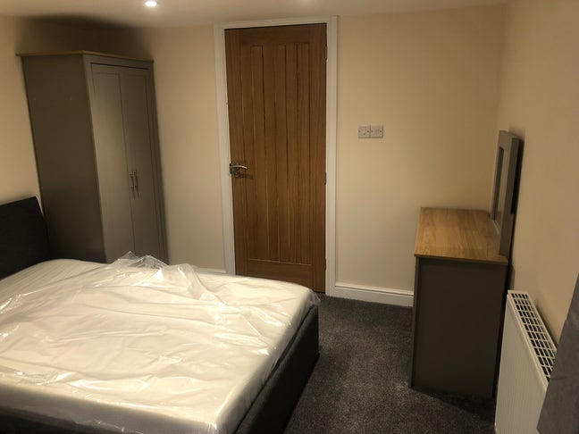 En-Suite Double Bedroom- Falsgrave Area Main Photo