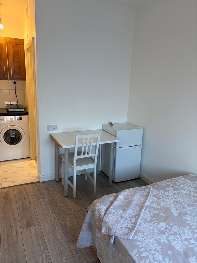 Studio | Newly Refurbed | Furnished Main Photo