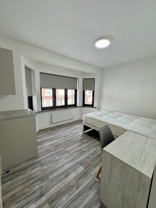 Watford Large, Modern En-Suite Room w/ Kitchenette Main Photo