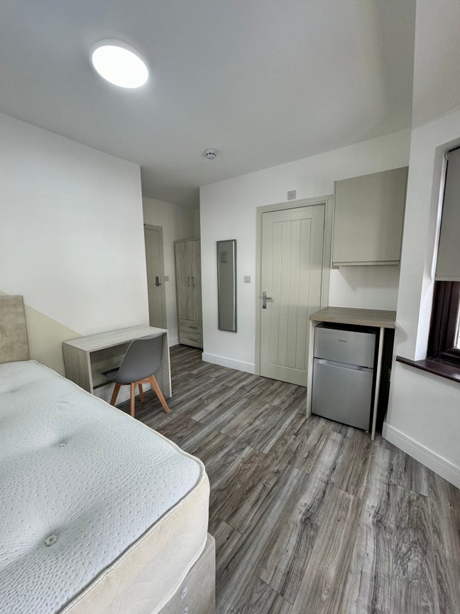 Watford Large, Modern En-Suite Room w/ Kitchenette Main Photo