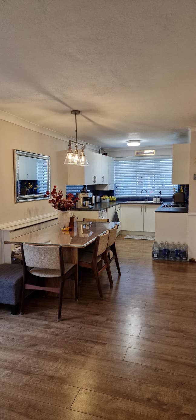 Rooms to Let in Spacious End-of-Terrace House – Gr Main Photo