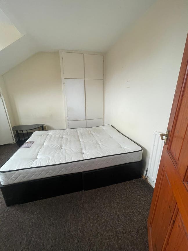 LS4- Burley- Double Bedroom- Furnished- Available  Main Photo