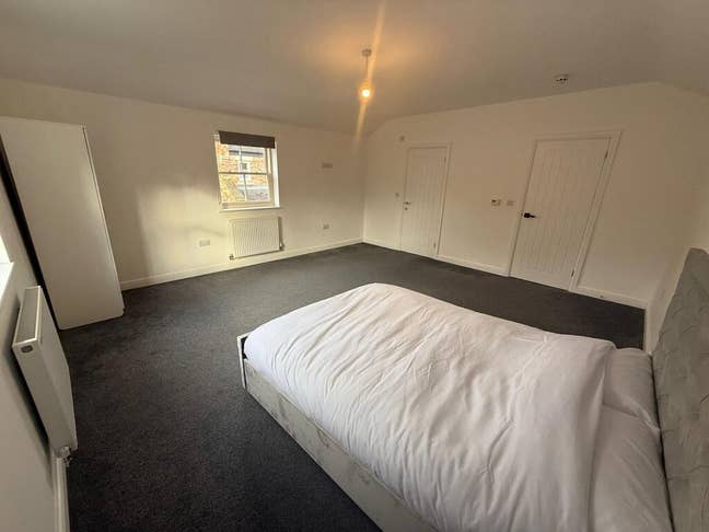 Beautifully presented and fully furnished bedroom Main Photo