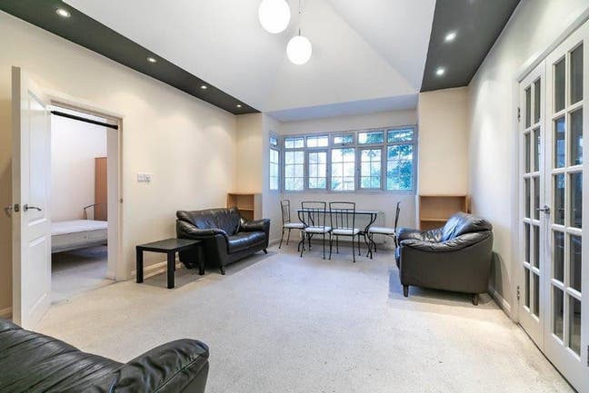 Spacious Double In Quite Flat With Living Room Main Photo