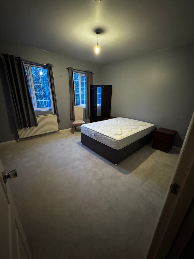 Spacious Double In Quite Flat With Living Room Main Photo