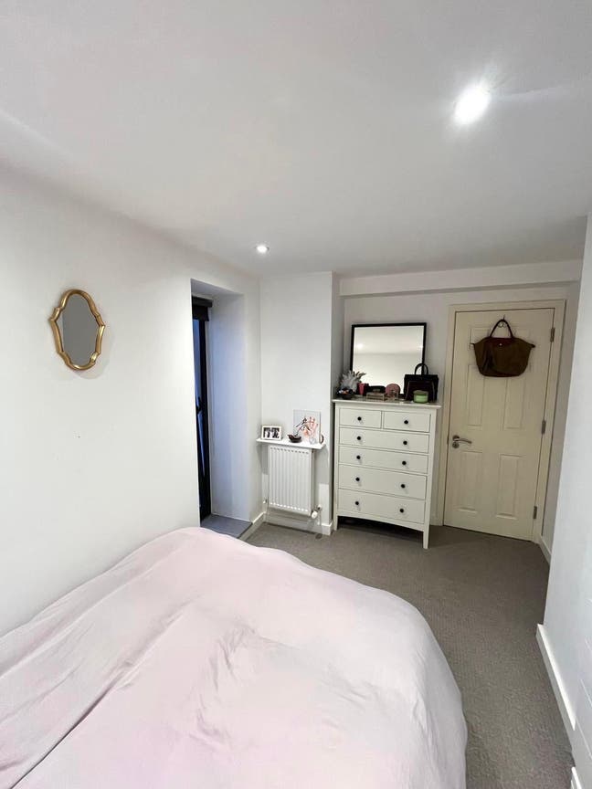 One room available in 2-bed flat in Fulham Main Photo