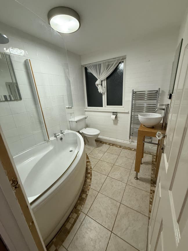 Large En-Suite room available Main Photo