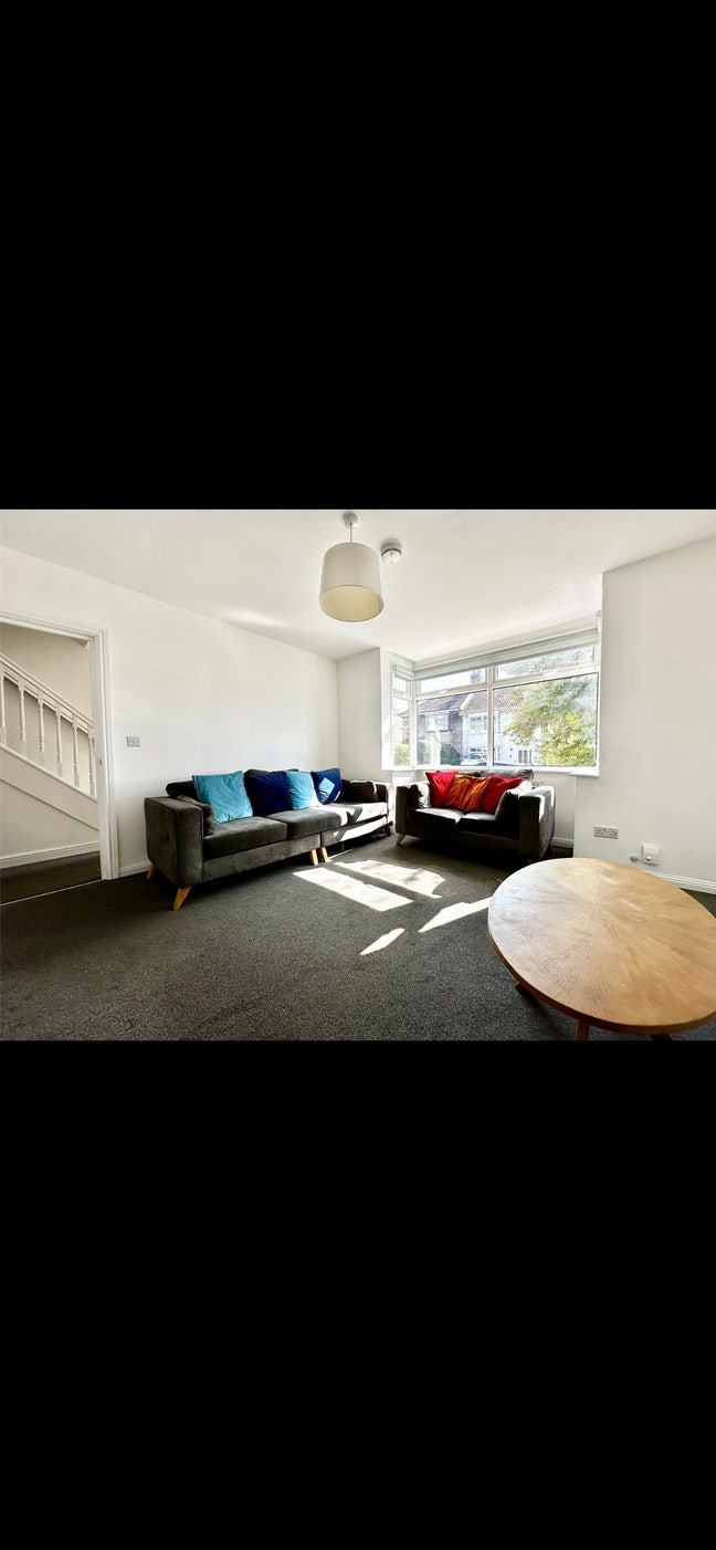 2 double bedrooms - for 2026 academic year :) Main Photo