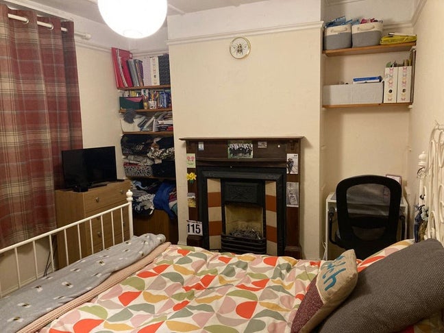 Spacious room in friendly shared house Main Photo