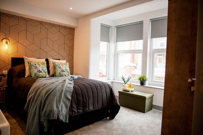 Fantastic large double bedroom with en-suite  Main Photo