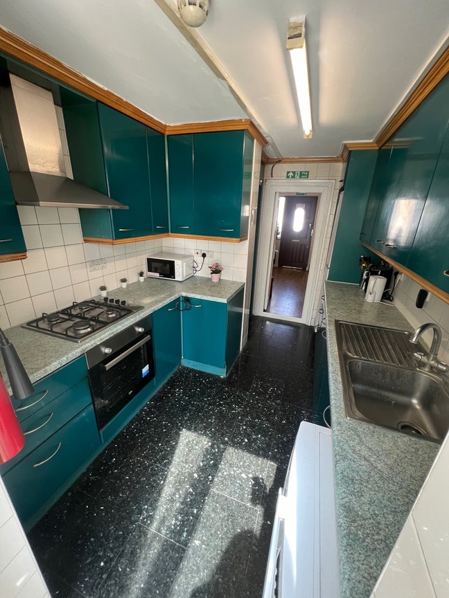 Super Cheap Single Room Next to Neasden Station Main Photo