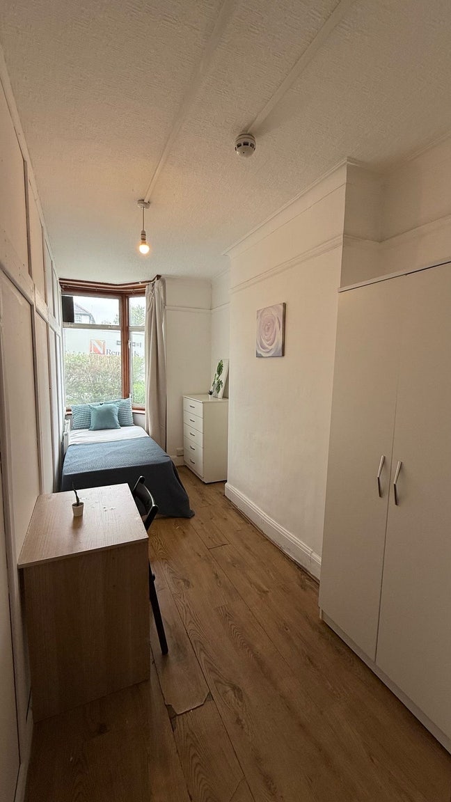 Kilburn - Cheap Single Available Now Close to Shop Main Photo