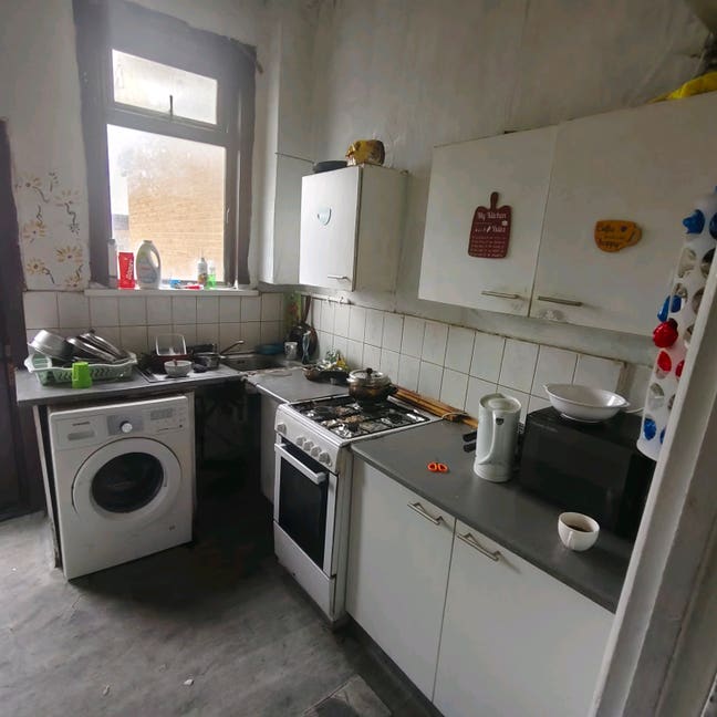 Bed space available in a sharing house  Main Photo