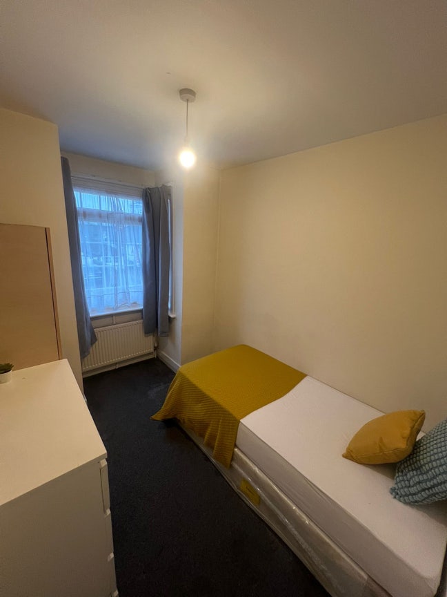 New House- Cheap Single Close to Transport&Shops Main Photo