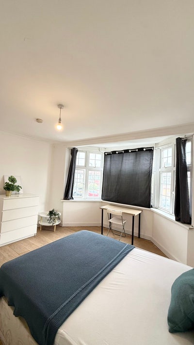 Spacious Double Room in a Refurbished House  Main Photo