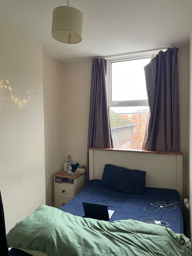 Room available next to Queen’s in 2BHK flat Main Photo