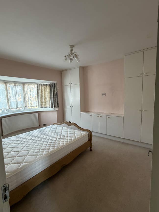 Lovely Spacious Double Bedroom Main Photo