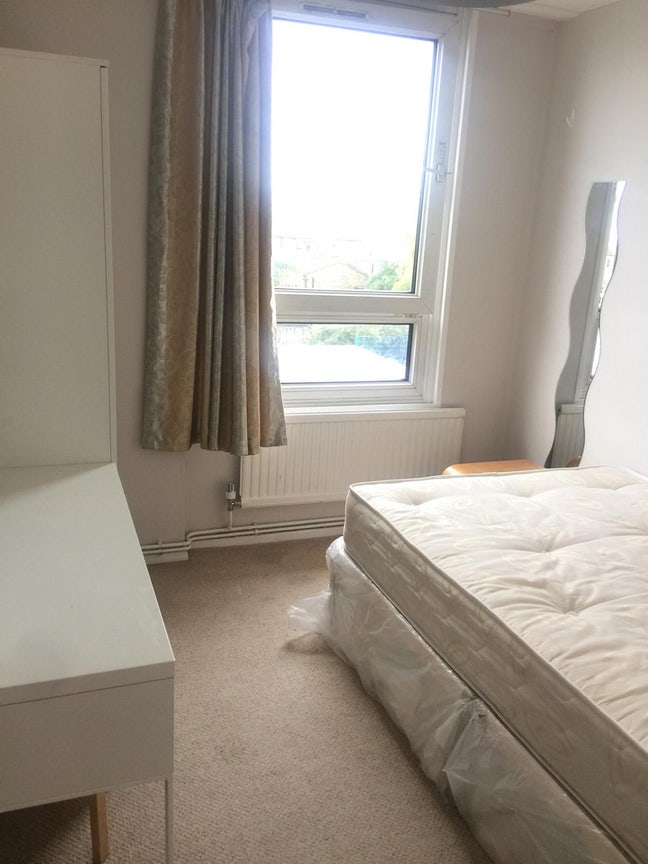 Simple Double Room in Fulham- Half Deposit!!!! Main Photo