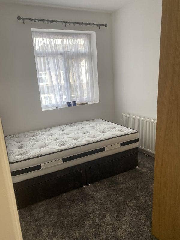 En-suite Room for Female in Peaceful Home – HA1  Main Photo