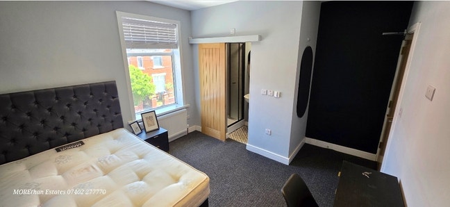 En suite rooms, bills inc, close to transport all  Main Photo