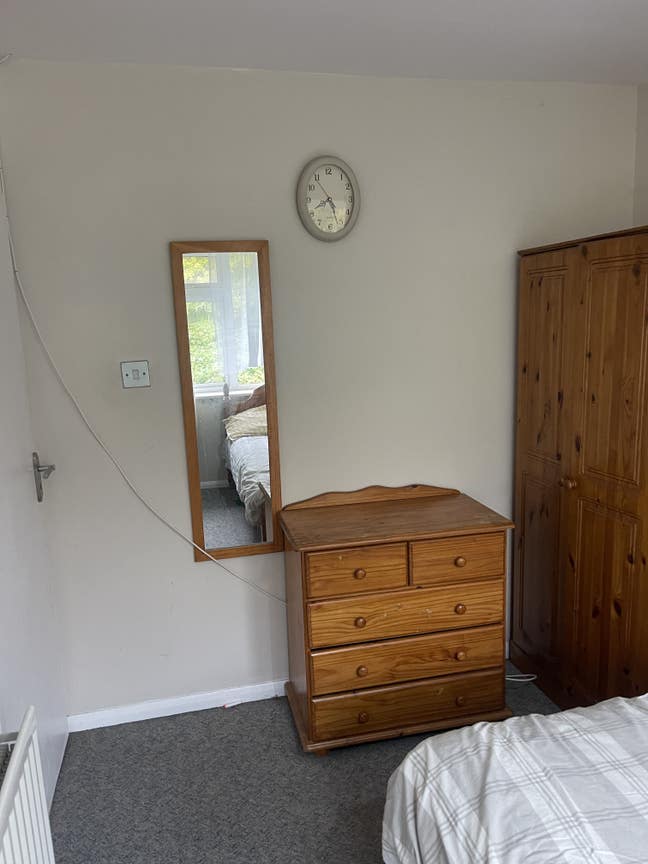 1 room for rent in 3 bedroom house Main Photo