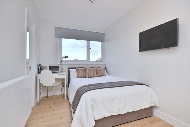Bright Ensuite Bedroom Close to Battersea Park Main Photo